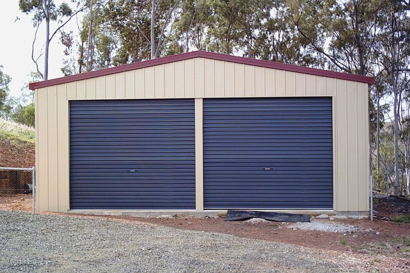 Double gable roof garage with twin rollers