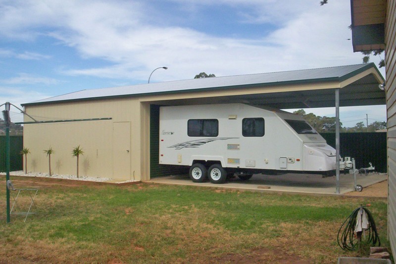 Double garage with garaport for caravan cover