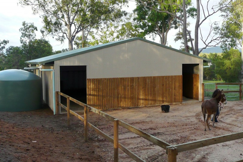 Gable roof horse stable with adjoining holding pen