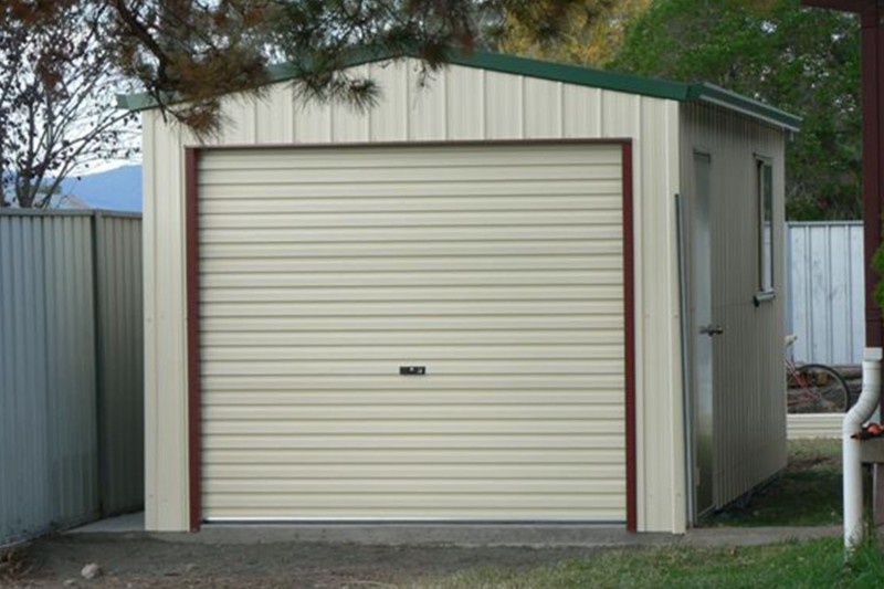 Single garage in colorbond with trim feature